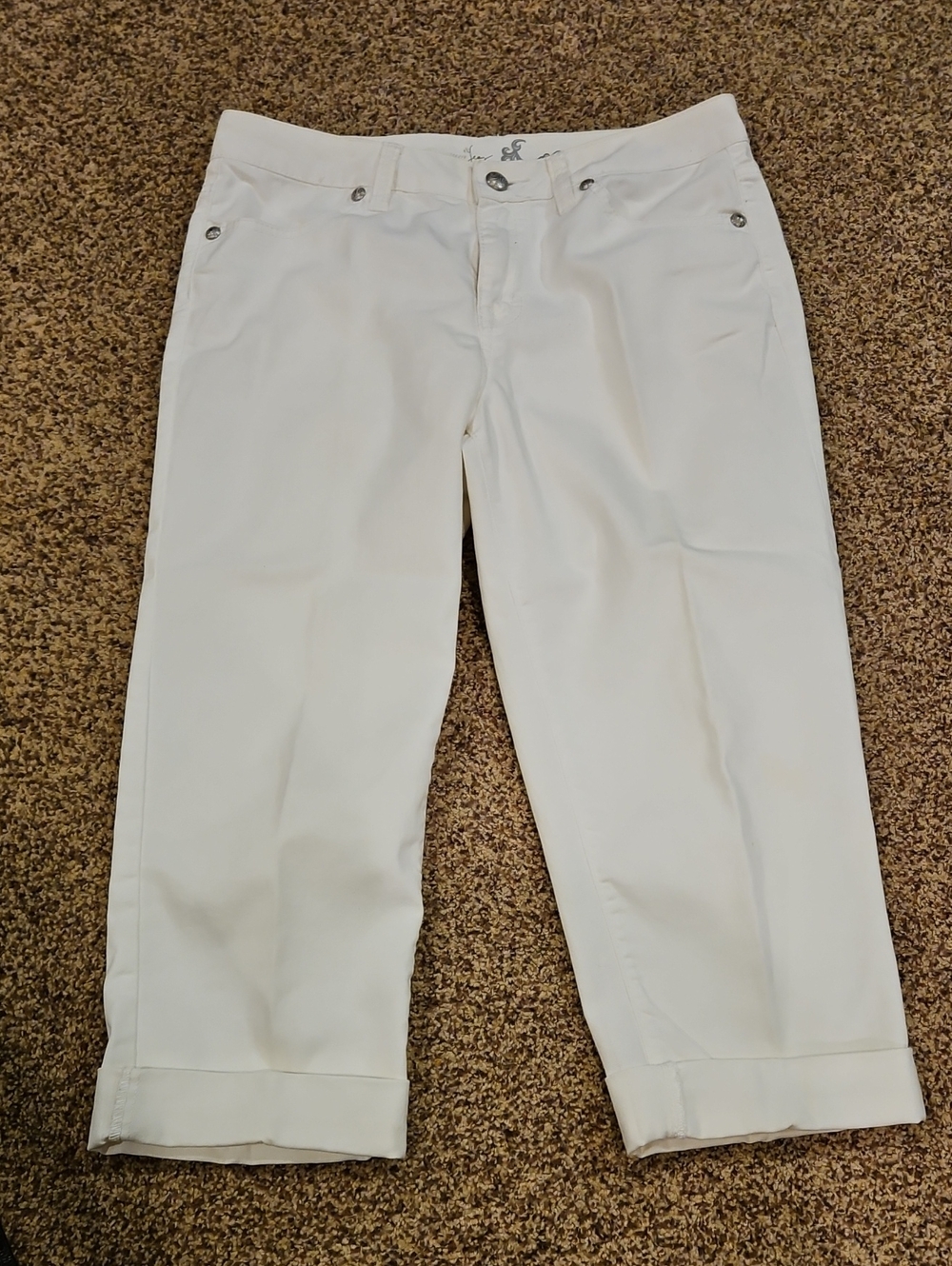 Style & Co white Capri jeans.